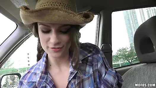 Mofos - azgın büyük memeli sarışın Dillion Carter Jonh Anthony'nin yarağını emiyor ve ücretsiz bir yolculuk için onu sert sikiyor