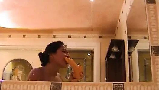 Seksi doğal memeli bebek ağzında amında dildo seviyor