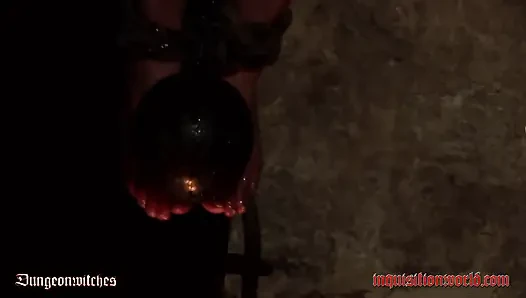 Bir cadı küçük alevler üzerinde sarkıyor