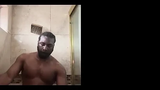 Duşta yarak emiyor