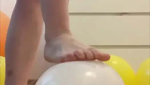 Ayaklar ve balonlar ezme