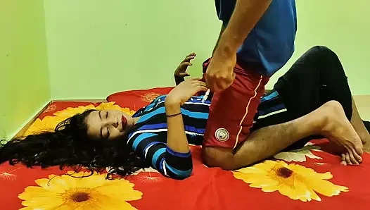 Hintli kadın gündüz vakti yaşlı kayınpeder tarafından sıkı amından sikiliyor