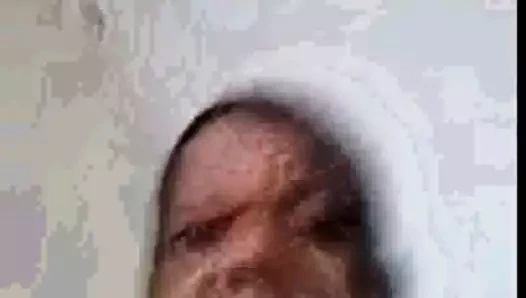 Tino regidor fron bir web kamerası önünde cam üzerinde mastürbasyon