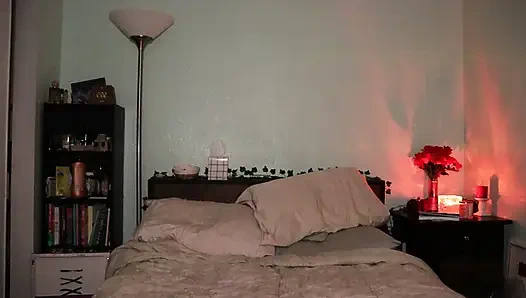 İri güzel kız arkadaş yatmadan önce seksi yoga pozları yapıyor