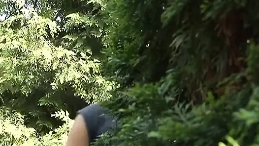 İri göğüslü Alman sürtük açık havada büyük bir yarağa biniyor