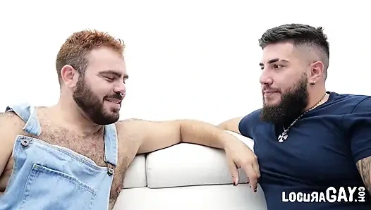 Etiket takımı iki dövmeli ayı tükürüyor pürüzsüz yavru ıslak yüze boşalma