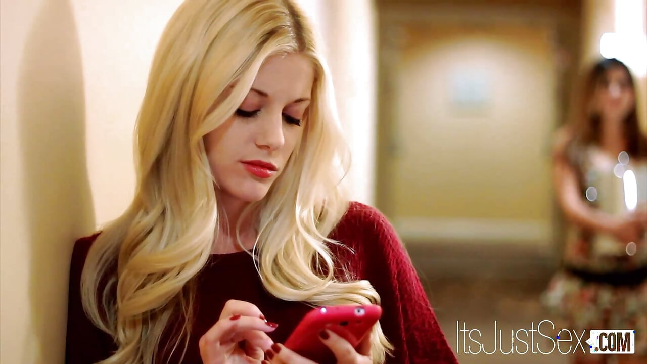 Natasha Malkova'nın Charlotte Stokely için ıslak amcığı (dört oda)