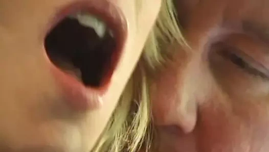 Azgın sarışın orta yaşlı seksi kadın dizlerinin üzerinde: ereksiyon olmuş meme uçları açıkta sert yarak emiyor ve azdırıyor!