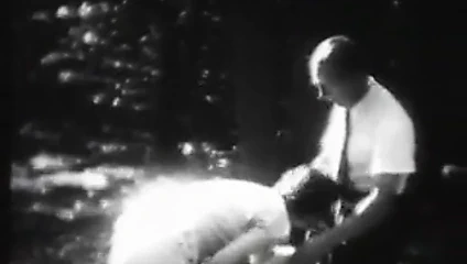 Çarpıcı orospu ormanda eğlenir (1930'ların vintage)