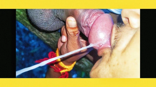 Arkadaşı yarak emiyor ve ağzına boşaltıyor