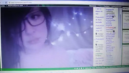 Soapi gösteren göğüsler ve kedi