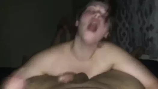 Kıçında iyi bir fışkırtma için ısıda şişman sarışın