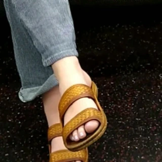 Trende ayaklar hippinin kıza ihtiyacı var