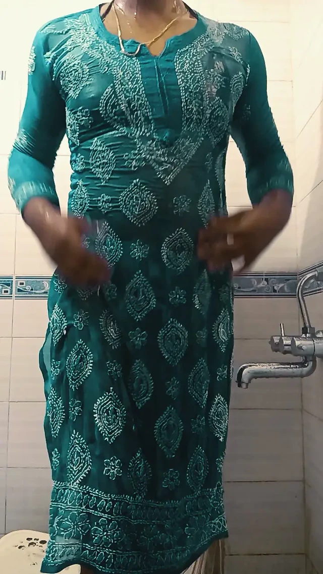 Transperent elbise ve siyah bikinili en ateşli banyo