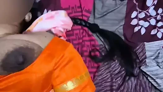 Turuncu bluzlu ve sari sulu göğüslü Hintli teyze Sreejaa sert sert sikişiyor