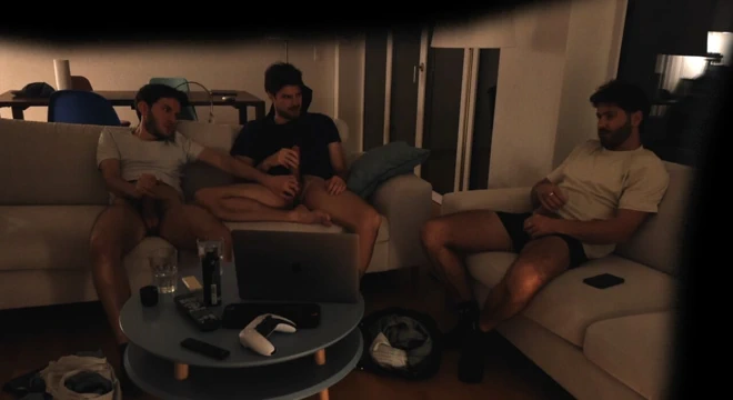 Heteroseksüel arkadaş eşcinsel çiftle mastürbasyon yapıyor - gerçek amatör