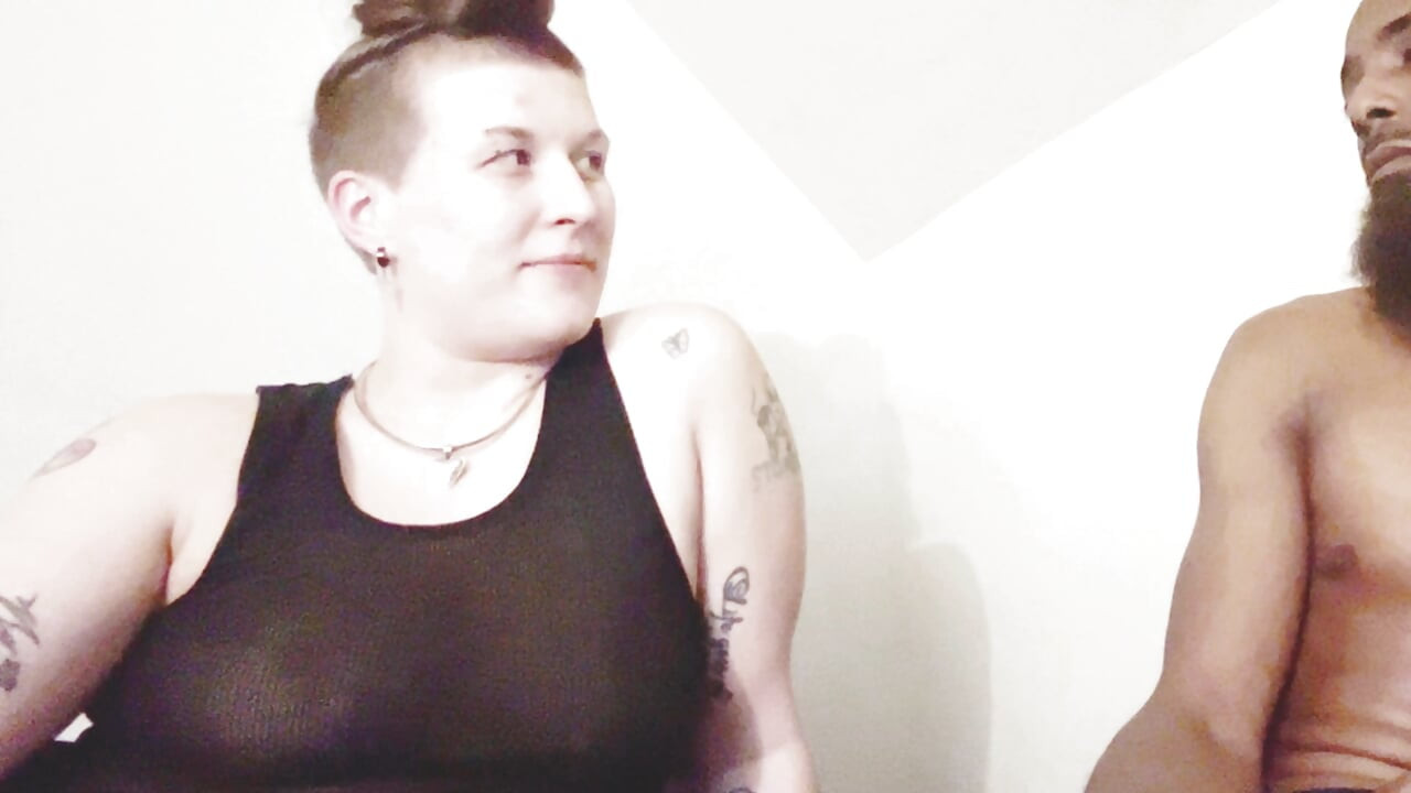 Tomboy genç kız siyah komşusunu sikiyor ve ilk kez büyük zenci yarağını emiyor