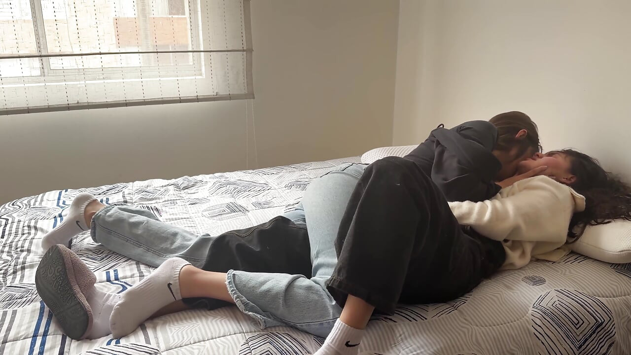 Birbirimize sürtünüyoruz