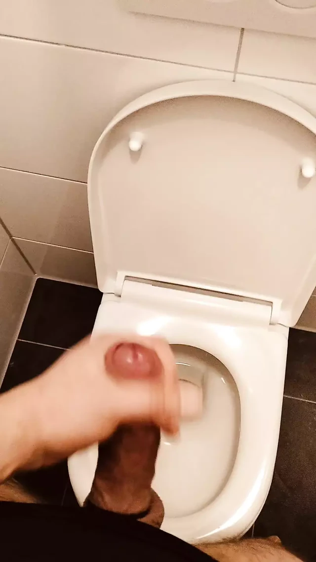 Boşalana kadar beyaz yarağımı sıvazlıyorum