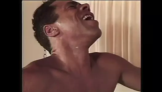 Seksi porno göt koyunları sikiyor ve sikiyor ve sonra ağzına boşalıyor