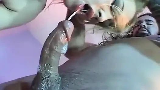 Yeni cinsel deneyimler arayan bir sarışın için ateşli anal sikiş