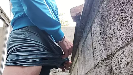 kamu bahçesinde pissing