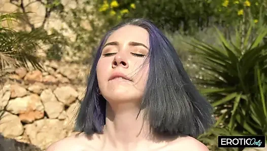 Havuzda güzel bir gün, güneşte sikişen gençler için mükemmel