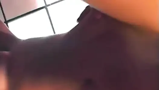 Komşunun güzel kızlarının götü yaşlı adam tarafından yatağında genişletiliyor