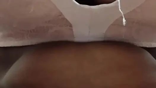 Hintli hizmetçi ev işlerini bitirdikten sonra efendisini memnun etmeye bayılıyor.