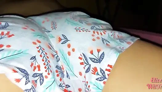 Herkes uzaktayken evde üvey kız kardeşimle oynuyorum