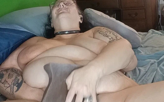 Aşağı yukarı gidiyor ve sonra sakso çekiyor