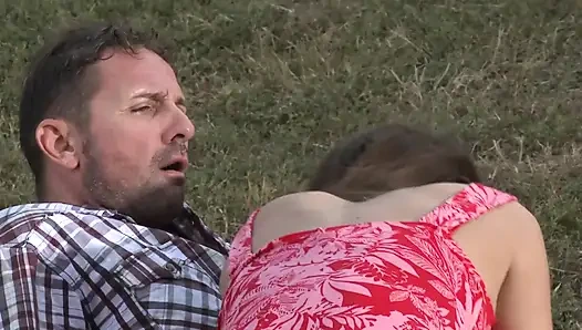 Büyük memeli bebek için açık havada anal