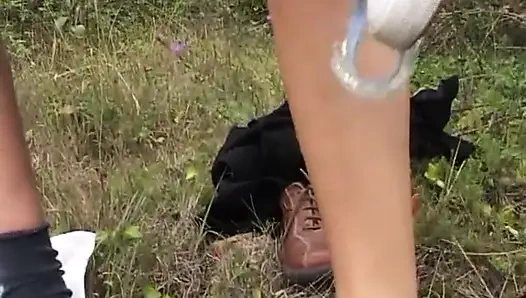 Açık havada harika bir sikişiyor