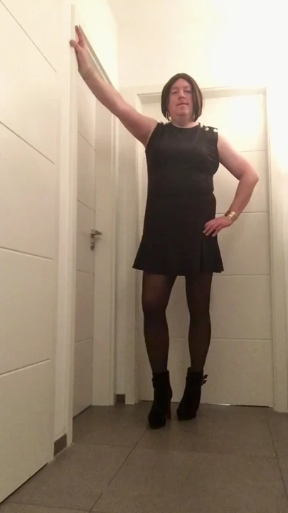 Nicki-Crossdress - siyah elbise ve külotlu çorap