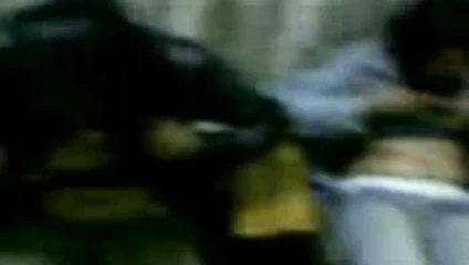 Nepalce bhalu gülüyor ve göğüslerini gösteriyor