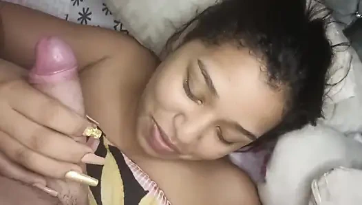 Kolombiyalı esmer dinleniyor ve erkek arkadaşı dinlenmesini kesmek için içeri giriyor