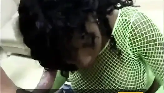 Büyük memeli zenci orta yaşlı seksi kadın amında büyük yarağı seviyor... Siyah ve beyaz