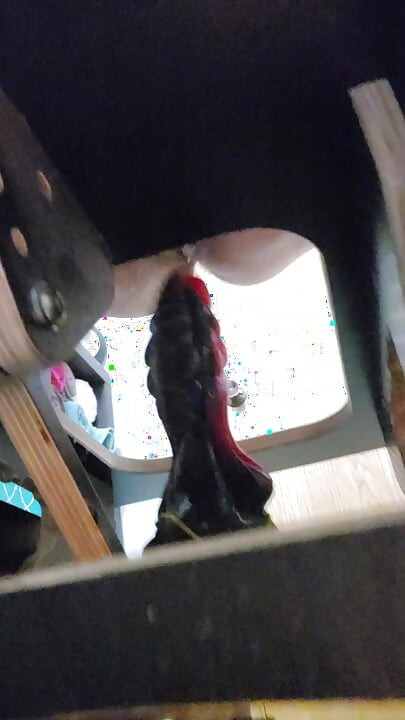 Tink88 yeni oyuncağı ile yapay penis rocker üzerinde iniyor