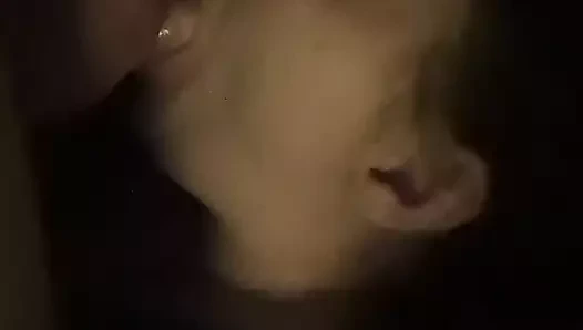 Çarpıcı orta yaşlı seksi kadın gırtlağına kadar alıyor