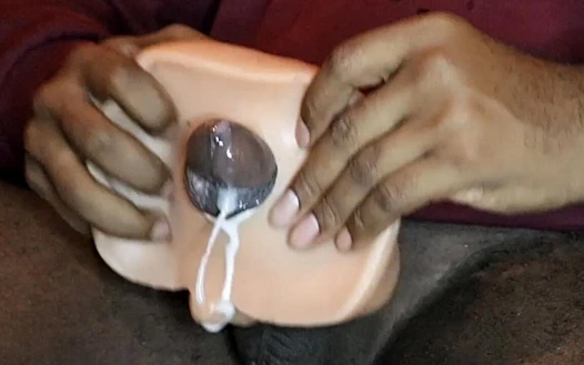 Büyük zenci yarağı boşalana kadar seksi adam götten sikişiyor