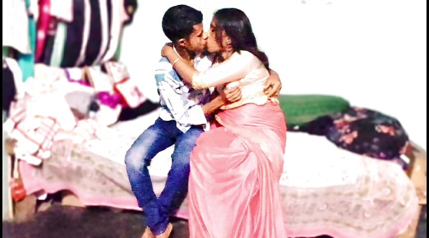 Hint desi bhabhi pembe şaride sikilmekten zevk aldı