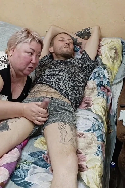 Üvey annem beni derin bir saksoyla uyandırıyor