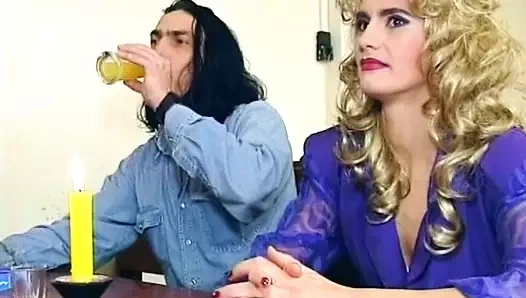 Klasik Alman sarışın taverna masasında dölleniyor