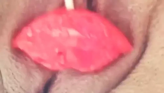 Preciosa latina mexicana se masturba clitoris con una paleta