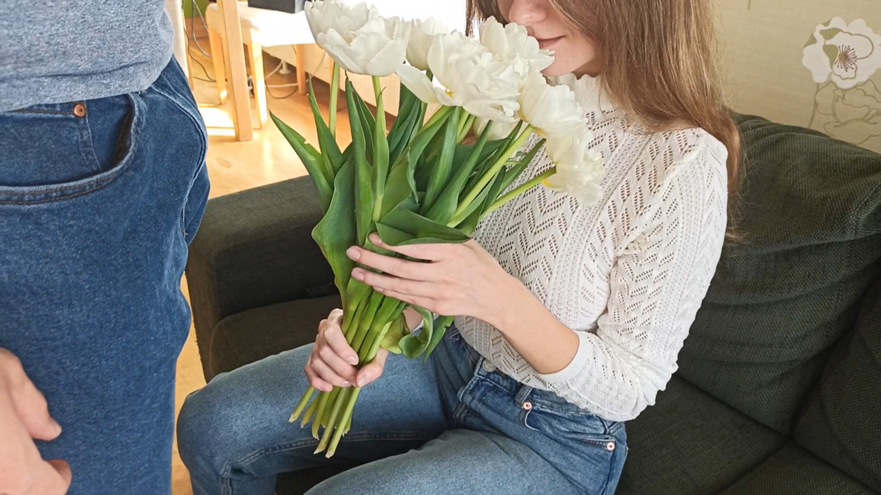 Ona çiçek verdi ve artık bakire olmayı bıraktı, oral seks ile seks sonrası genç creampied