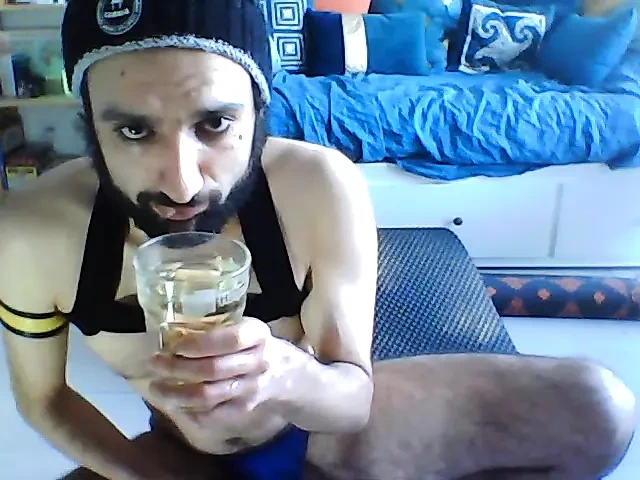 Çişimi içiyorum ve götümü sıvazlıyorum 2