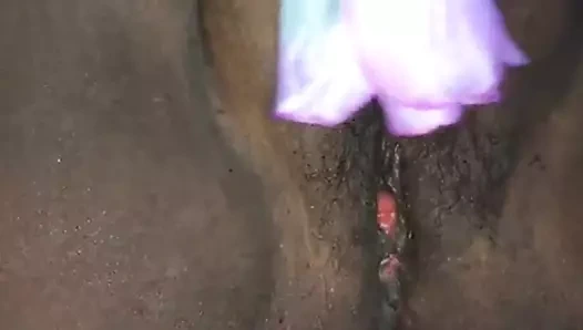 Hintli ateşli kızı parmaklıyor