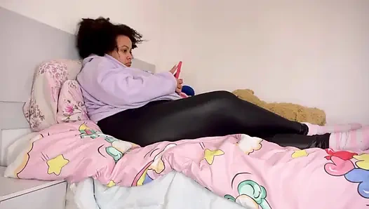 İri güzel kadın yatakta osuruyor konuşan yok takipçi