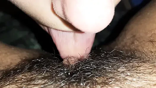 Çok kıllı amcığını yiyorum ve çabucak orgazm oluyorum