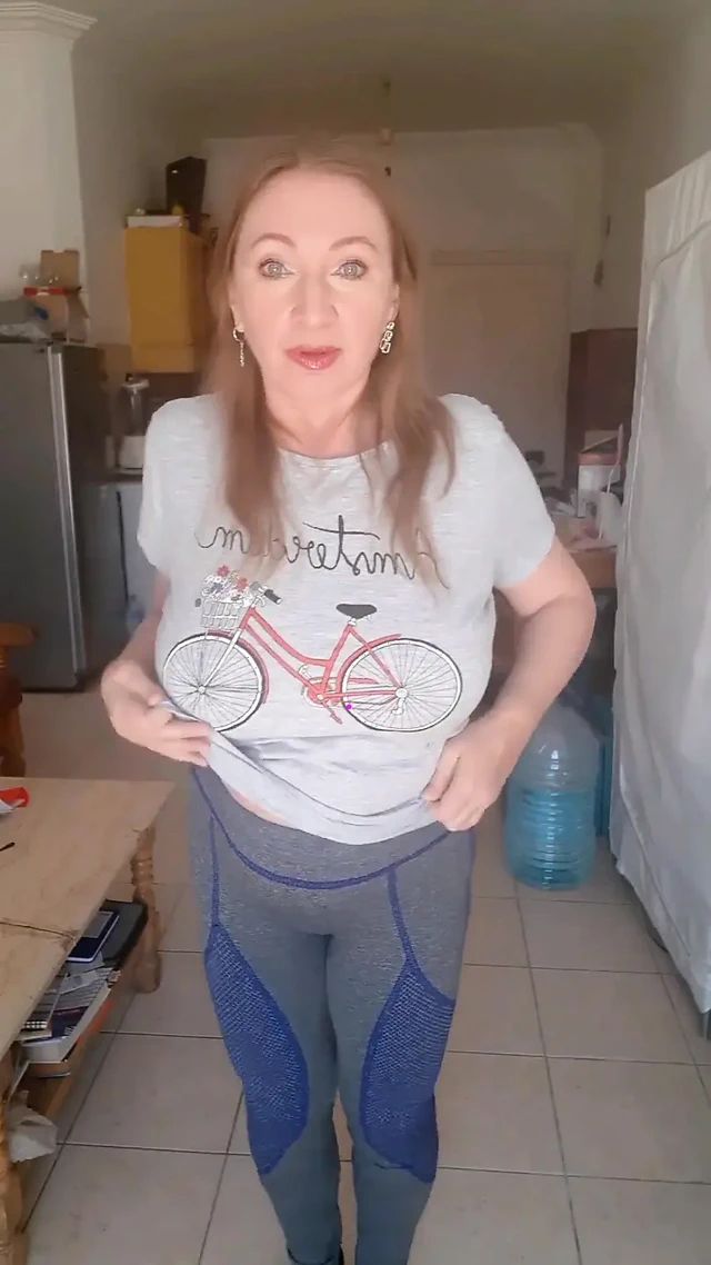 Büyük memeli ve amcık parmaklayan striptiz